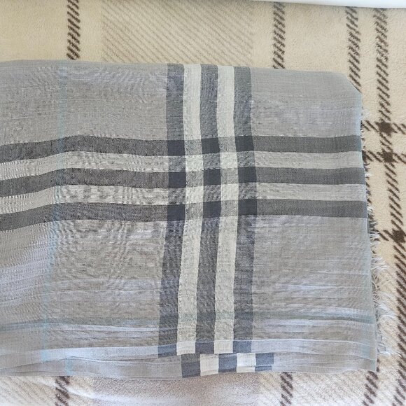 Burberry Linen Classic Checkered Lightweight Grey Wool & Silk Fringe Pashmina - Picture 4 of 8